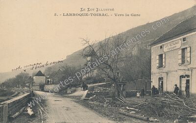 Carte postale ancienne Vers la Gare — Larroque-Toirac (Lot)