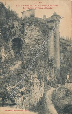 Carte postale ancienne Le Château et Porte d'Entrée — Larroque-Toirac (Lot)