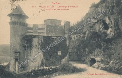 Carte postale ancienne Le Château et les Grottes — Larroque-Toirac (Lot)