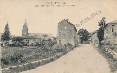 Carte postale ancienne Place de la Mairie — Latronquière (Lot)