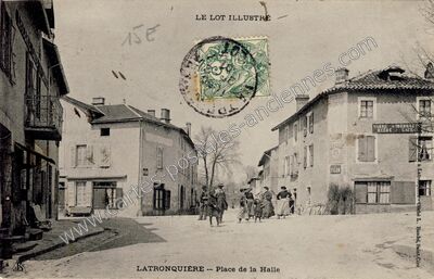 Carte postale ancienne Place de la Halle — Latronquière (Lot)