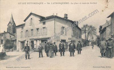 Carte postale ancienne La place et route de St-Céré — Latronquière (Lot)