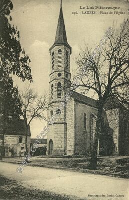 Carte postale ancienne Place de l'Église — Lauzès (Lot)