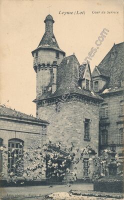 Carte postale ancienne Cour du Service — Leyme (Lot)