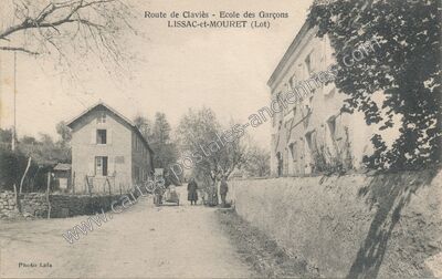 Carte postale ancienne Route de Claviès - Ecole des Garçons — Lissac-et-Mouret (Lot)