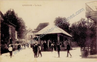Carte postale ancienne La Halle — Livernon (Lot)