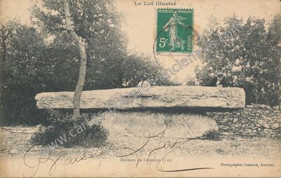 Carte postale ancienne Dolmen de Livernon — Livernon (Lot)