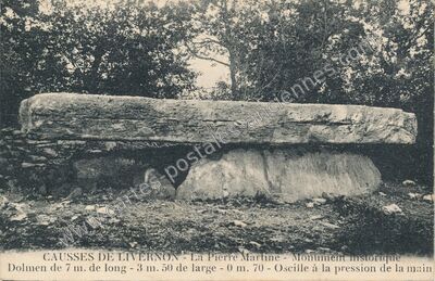 Carte postale ancienne La Pierre Martine - Monument Historique Dolmen de 7 m. de long - 3 m. 50 de large — Livernon (Lot)