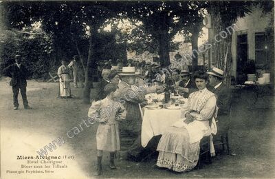Carte postale ancienne Hôtel Chalrignac Dîner sous les Tilleuls — Miers (Lot)
