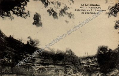 Carte postale ancienne L'Orifice vu à 15 mètres de profondeur — Padirac (Lot)