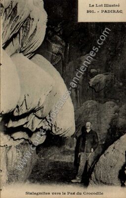 Carte postale ancienne Stalagmites vers le Pas du Crocodile — Padirac (Lot)