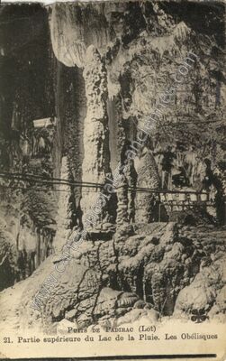Carte postale ancienne Partie supérieure du Lac de la Pluie. Les Obélisques — Padirac (Lot)