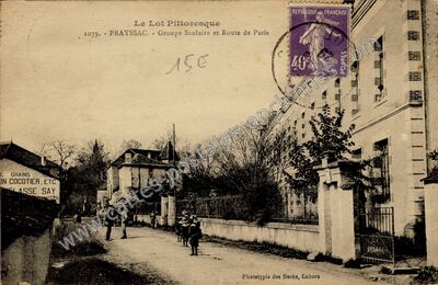 Carte postale ancienne Groupe Scolaire et Route de Paris — Prayssac (Lot)