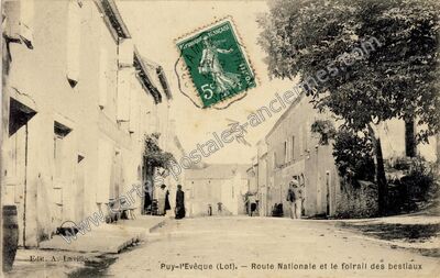 Carte postale ancienne Route Nationale et le foirail des bestiaux — Puy-l'Évêque (Lot)