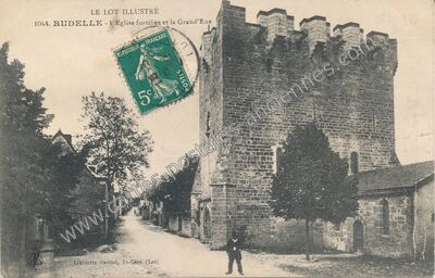 Carte postale ancienne L'Eglise fortifiée et la Grand'Rue — Rudelle (Lot)