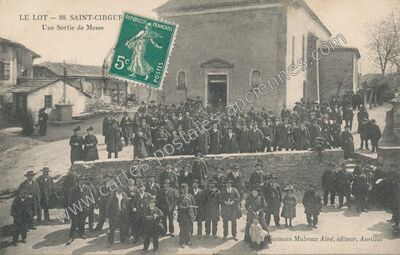 Carte postale ancienne Une Sortie de Messe — Saint-Cirgues (Lot)