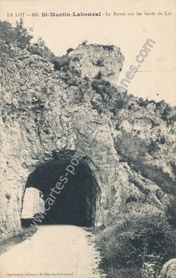 Carte postale ancienne La Route sur les bords du Lot — Saint-Martin-Labouval (Lot)