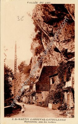 Carte postale ancienne Habitations sous les rochers — Saint-Martin-Labouval (Lot)