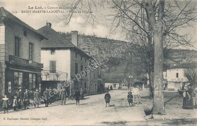 Carte postale ancienne Place de l'Eglise — Saint-Martin-Labouval (Lot)