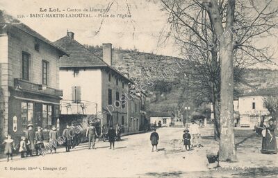 Carte postale ancienne Place de l'Eglise — Saint-Martin-Labouval (Lot)