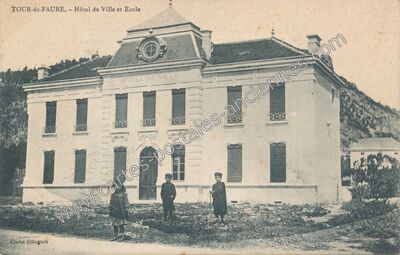 Carte postale ancienne Hôtel de Ville et Ecole — Tour-de-Faure (Lot)