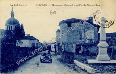 Carte postale ancienne Monument Commémoratif et la Grande Rue — Touzac (Lot)