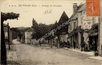Carte postale ancienne Avenue de Gourdon — Le Vigan (Lot)