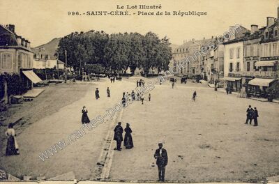 Carte postale ancienne Place de la République — Saint-Céré (Lot)