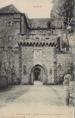 Carte postale ancienne Porte conduisant aux églises — Rocamadour (Lot)