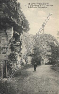 Carte postale ancienne Avant cour de la Grotte du Sépulcre — Rocamadour (Lot)