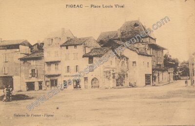 Carte postale ancienne Place Louis Vival — Figeac (Lot)