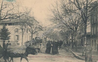 Carte postale ancienne Le Boulevard Labernade un jour de foire — Figeac (Lot)