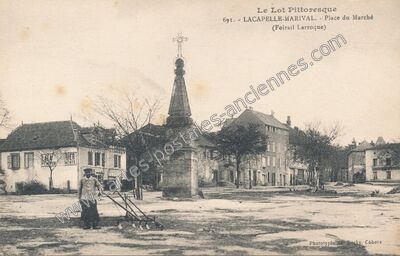 Carte postale ancienne Place du Marché (Foirail Larroque) — Lacapelle-Marival (Lot)