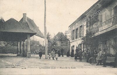 Carte postale ancienne Place de la Halle — Livernon (Lot)
