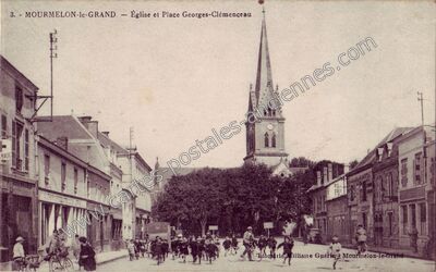 Carte postale ancienne Église et Place Georges-Clémenceau — Mourmelon-le-Grand (Marne)