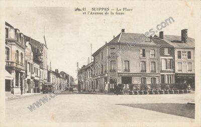 Carte postale ancienne La Place et l'Avenue de la Gare — Suippes (Marne)