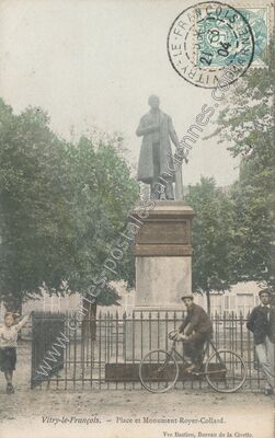 Carte postale ancienne Place et Monument Royer-Collard — Vitry-le-François (Marne)