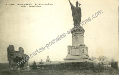 Carte postale ancienne La Statue du Pape Urbain II et les Ruines — Châtillon-sur-Marne (Marne)