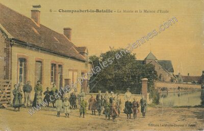 Carte postale ancienne La Mairie et la Maison d'Ecole — Champaubert (Marne)