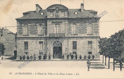 Carte postale ancienne L'Hôtel de Ville et la Place Littré — Avranches (Manche)