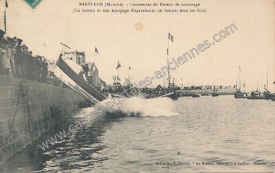 Carte postale ancienne Lancement du Bateau de sauvetage — Barfleur (Manche)