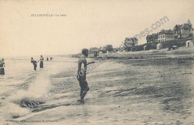 Carte postale ancienne Le bain — Jullouville (Manche)