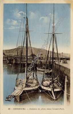 Carte postale ancienne Bateaux de pêche dans l'Avant-Port — Cherbourg (Manche)
