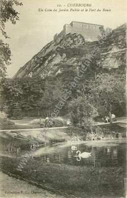 Carte postale ancienne Un Coin du Jardin Public et le Fort du Roule — Cherbourg (Manche)