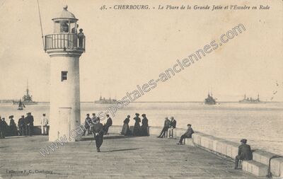 Carte postale ancienne Le Phare de la Grande Jetée et l'Escadre en Rade — Cherbourg (Manche)