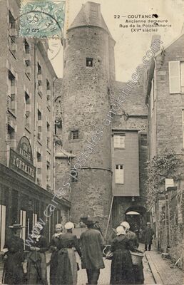 Carte postale ancienne Ancienne demeure Rue de la Poissonnerie (XVe siècle) — Coutances (Manche)