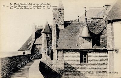 Carte postale ancienne Sur les Remparts. L'Hostellerie de la Lycorne La Tour du Guet et la Tour du Roi — Le Mont-Saint-Michel (Manche)
