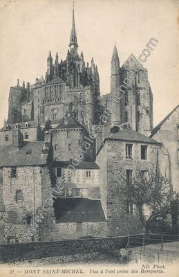 Carte postale ancienne Vue à l'est prise des Remparts — Le Mont-Saint-Michel (Manche)