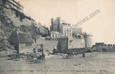 Carte postale ancienne L'Entrée du Mont au moment du Débarquement d'un Train — Le Mont-Saint-Michel (Manche)