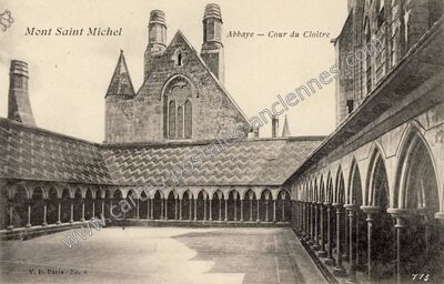 Carte postale ancienne Abbaye — Cour du Cloître — Le Mont-Saint-Michel (Manche)